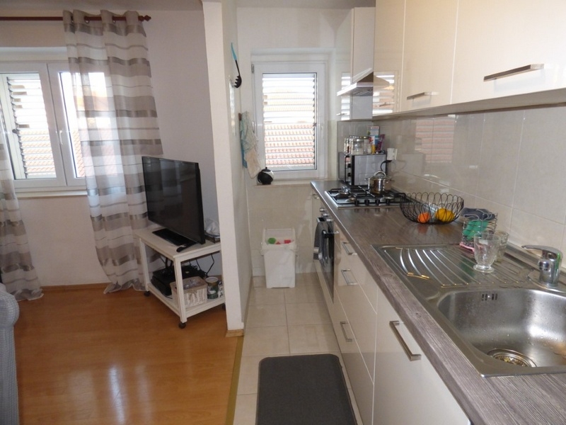 Kuchnia z funkcjonalnym wyposażeniem.