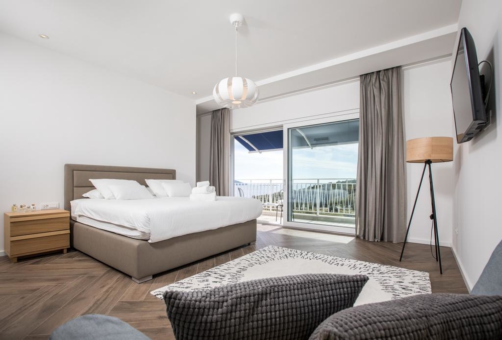 Widok na balkon willi H1489 niedaleko Dubrownika w Chorwacji.