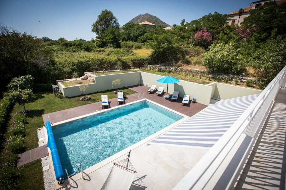 Widok na salon i widok na taras z basenem.