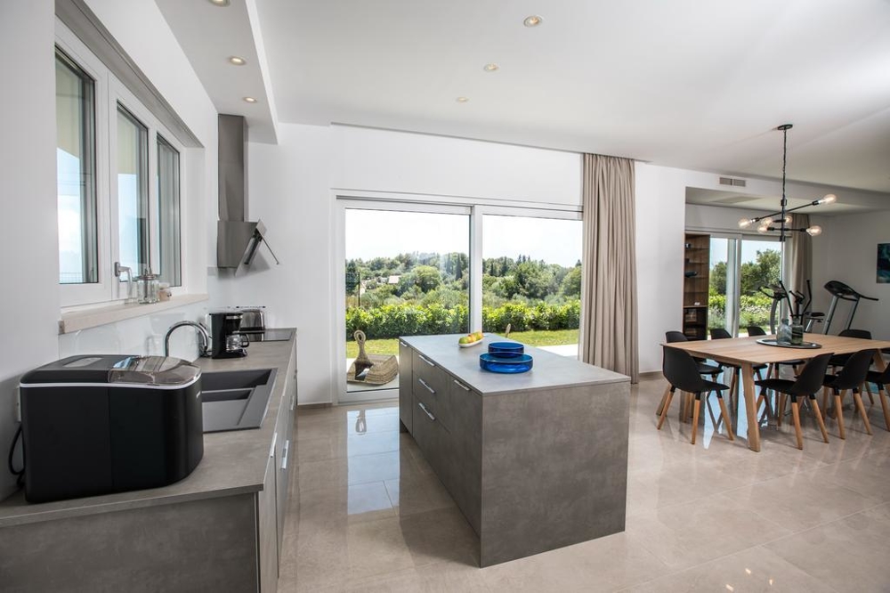 Kolejna sypialnia w nieruchomości H1489 z podwójnym łóżkiem i balkonem.