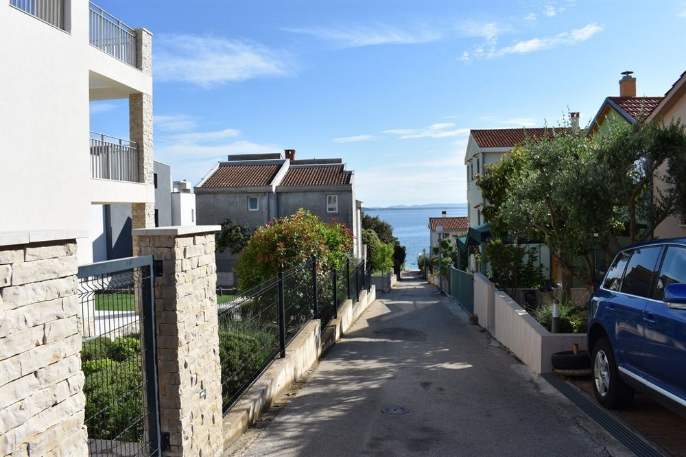 Ścieżka do morza z nieruchomości H1500 w regionie Zadar, Chorwacja.