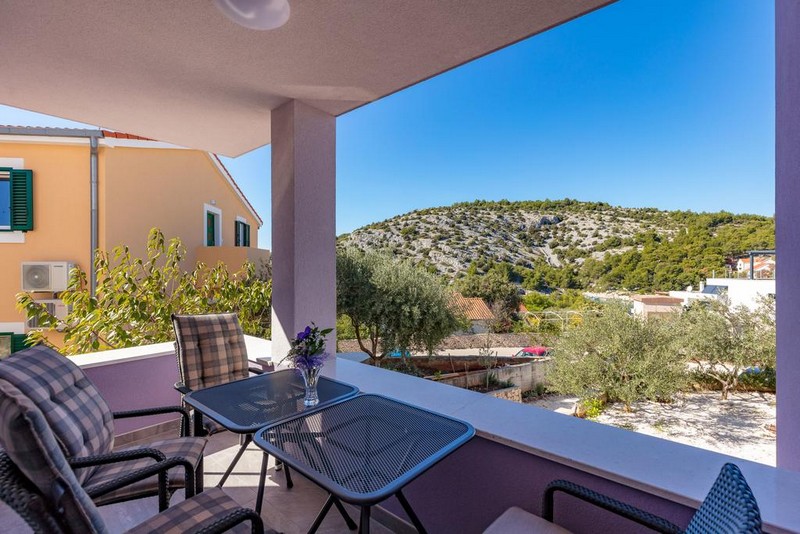 Widoki na taras i wzgórza wybrzeża.