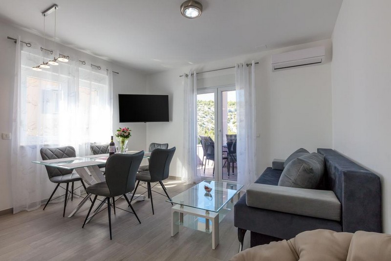 Klimatyzowany salon w apartamentowcu H1569 niedaleko Rogoznicy w Chorwacji - Panorama Harcerska.