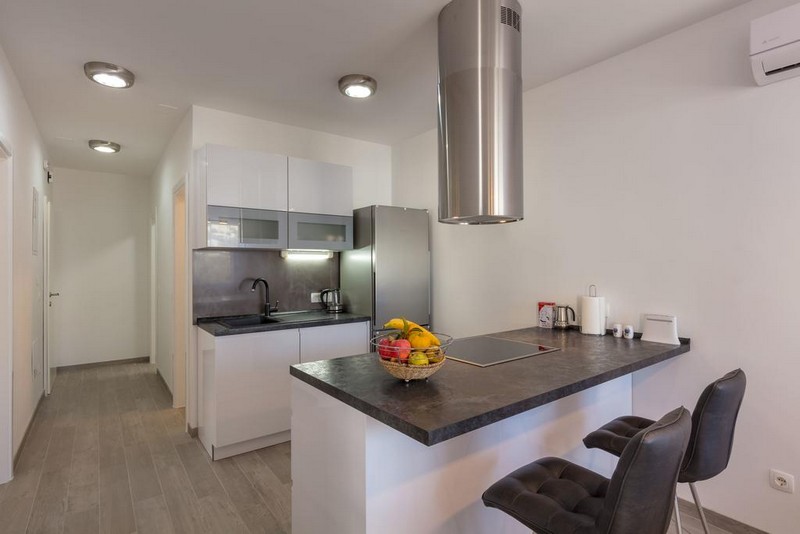 Jadalnia i nowoczesna kuchnia w domu H1569 w regionie Rogoznica w Chorwacji.