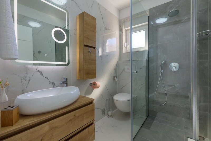 Umeblowana łazienka.