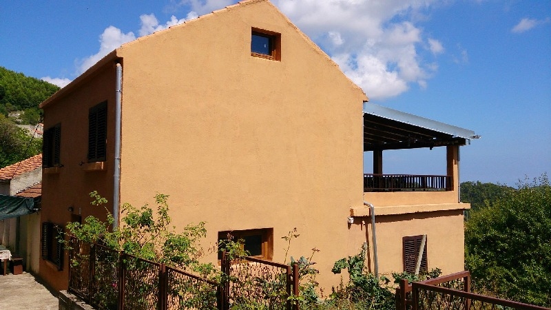 Widok od ulicy na strefę wejściową i bok domu - kup dom jednorodzinny w Chorwacji.