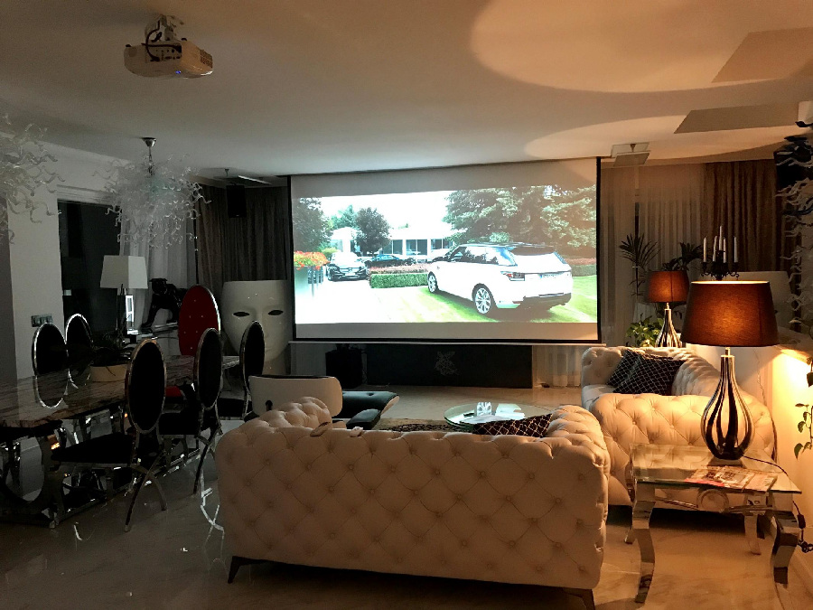 Jedna sypialnia w willi z podwójnym łóżkiem i dużym oknem z widokiem na morze.