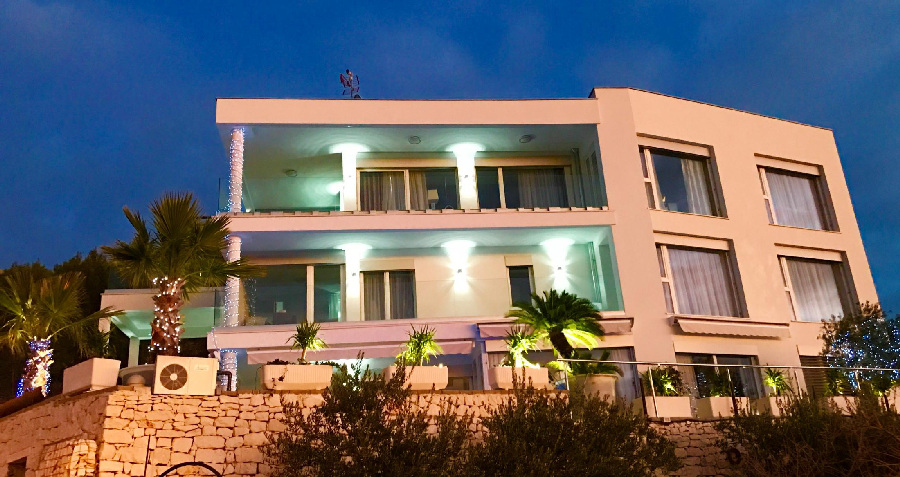 Widok na wolnostojącą wannę w łazience w rejonie Splitu.