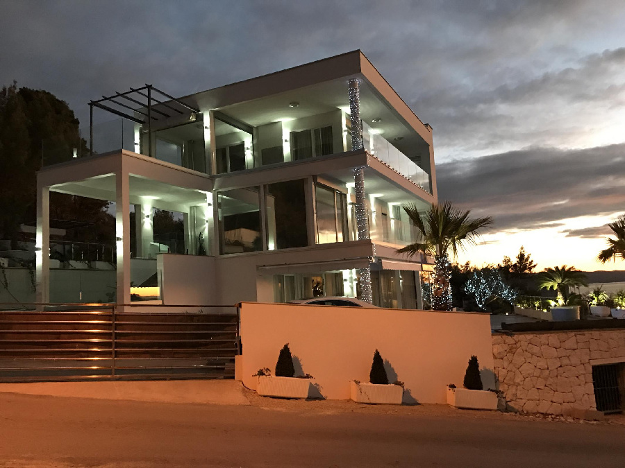 Zadaszony taras z jacuzzi - willa na sprzedaż Chorwacja.