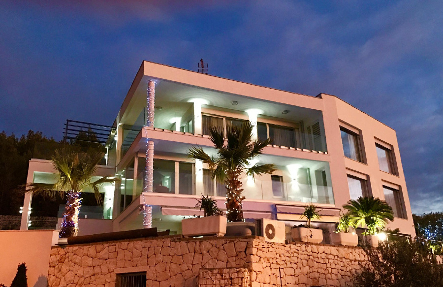 Pokój dzienny w nieruchomości H1604 z dużą kanapą.