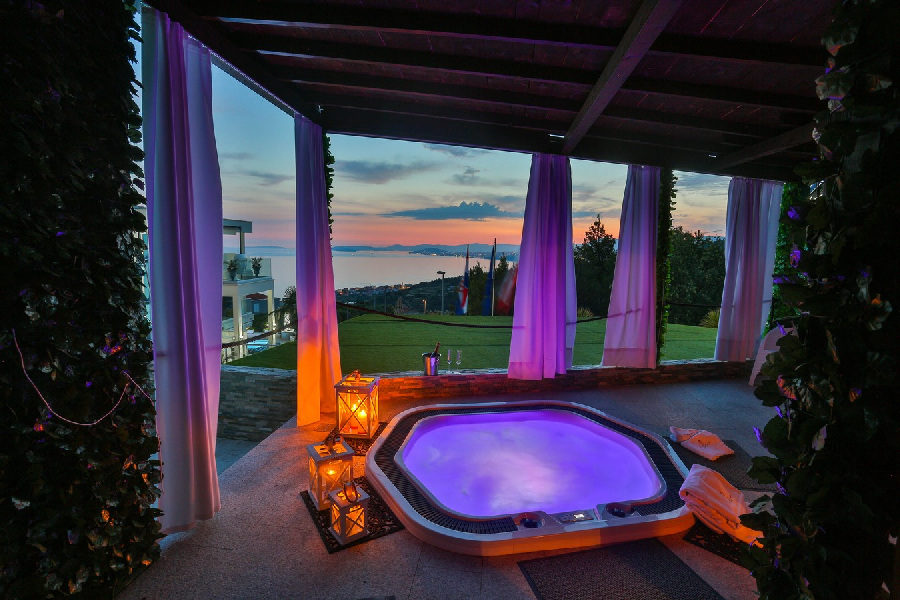 Widok na salon i jadalnię z dużym ekranem do oglądania filmów.