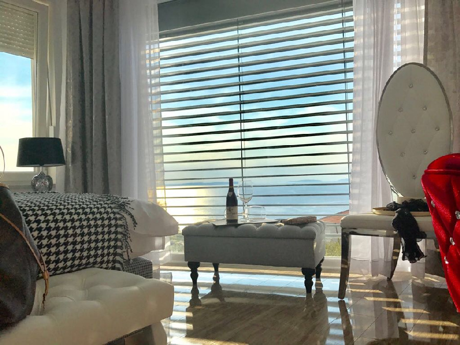 W salonie znajduje się sztuczny kominek - kup apartamentowiec w Chorwacji.