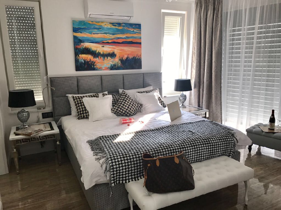 Kolejny kominek w innej części mieszkalnej willi - kup dom w Chorwacji.