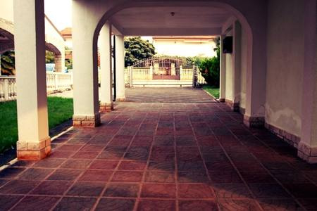 Widok na podjazd i miejsca parkingowe na posesję - kup apartamentowiec w Chorwacji.