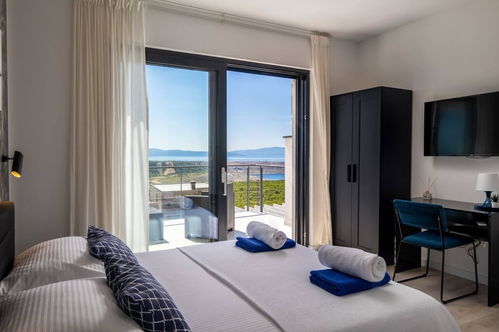 Zapraszający basen w nocy.