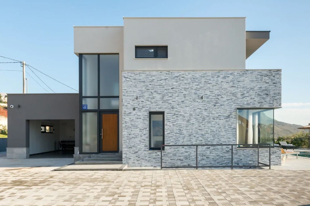 Widok z boku nowoczesnej willi H1658 na sprzedaż w Splicie w Chorwacji.