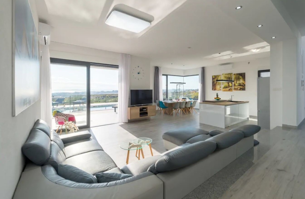 Nowocześnie urządzona część dzienna nieruchomości H1658 w Chorwacji, region Splitu - Panorama Scouting.