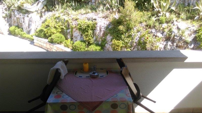 Widok z balkonu na okolicę śródziemnomorską.