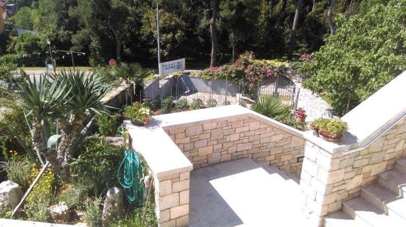 Zewnętrzne schody prowadzą na piętro domu H1678, który jest na sprzedaż w pobliżu Rovinj na Istrii.