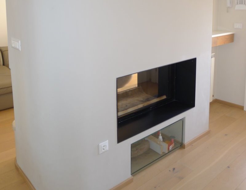 Kominek w części dziennej willi.