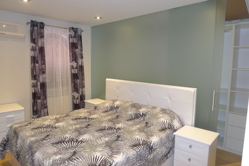 Sypialnia na piętrze domu.