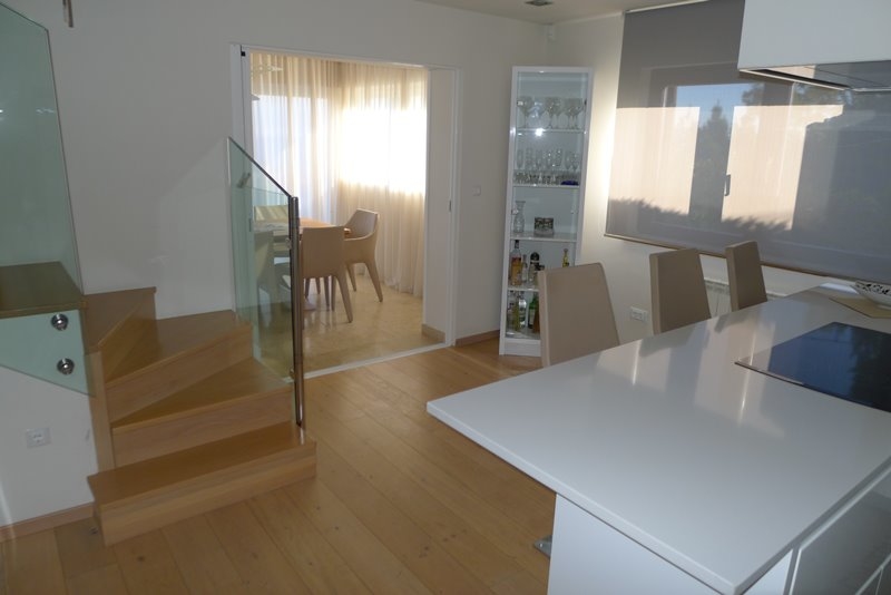 Pokój dzienny i schody na piętro Villi H1679.