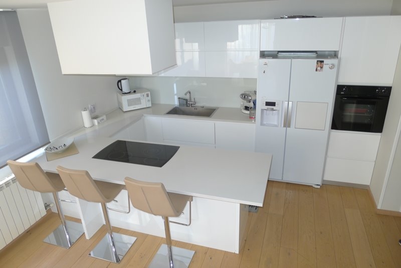 Nowoczesna, otwarta kuchnia w Villi H1679 w Opatii.