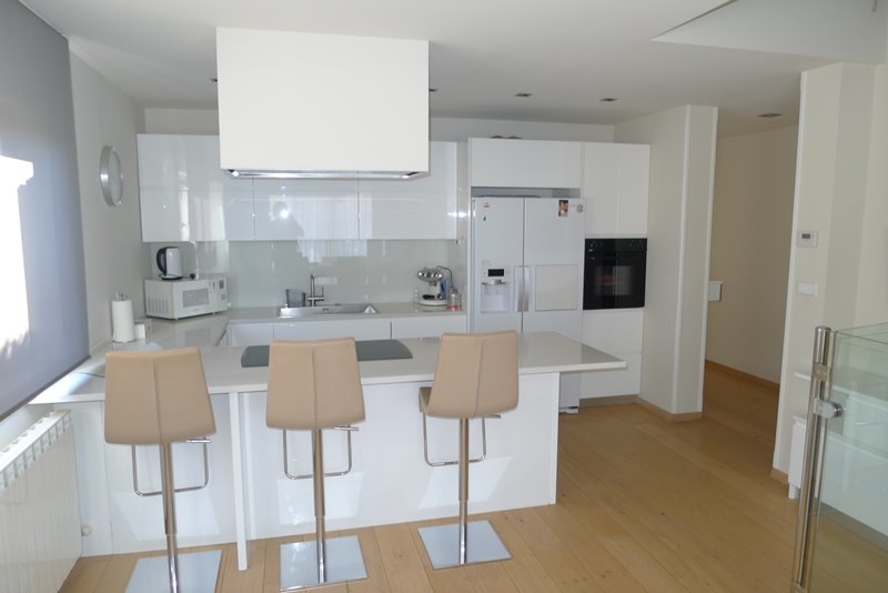 Jadalnia i kuchnia w willi H1679 na sprzedaż w Chorwacji.