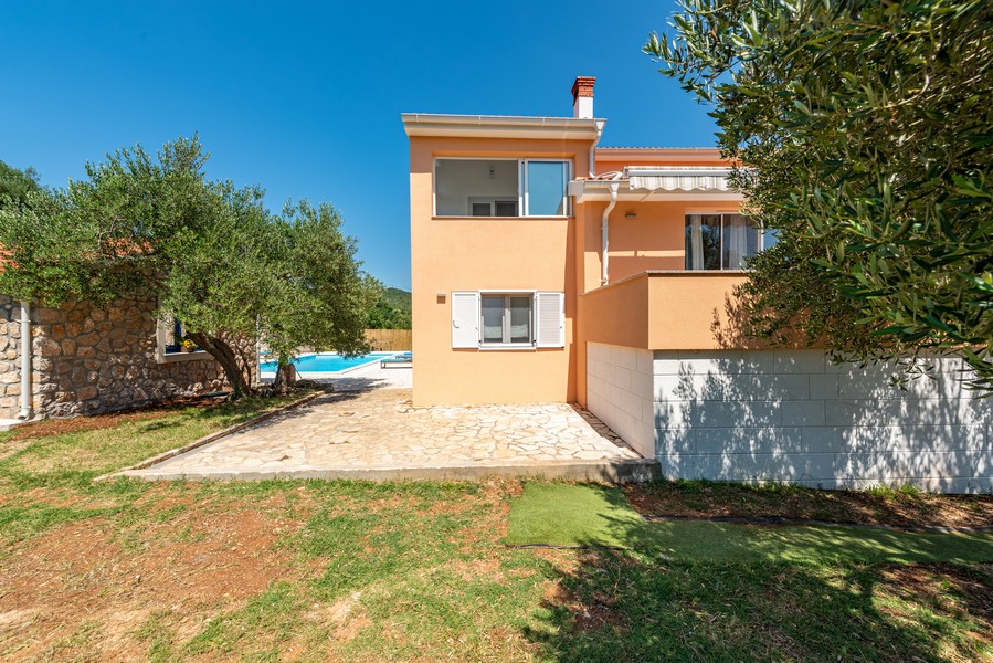 Dom z dużą działką i basenem