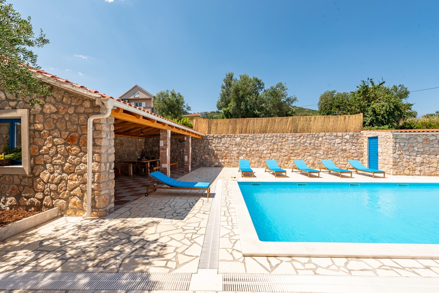 Kamienny dom z basenem i miejscem do opalania