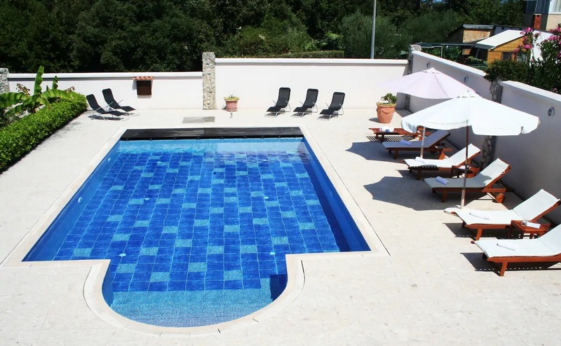 Basen na posesji H1712 w Kozinie w Chorwacji - Panorama Harcerska.