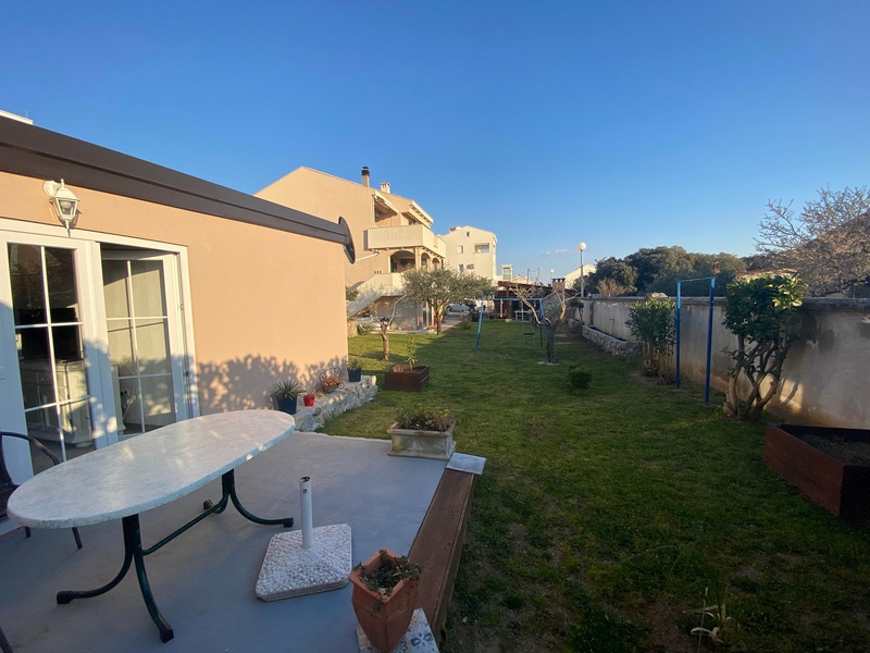 Ogród i widok na dom z letniej kuchni.