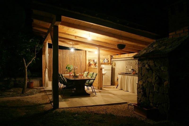 Letnia kuchnia w stylu śródziemnomorskim z zadaszoną jadalnią.