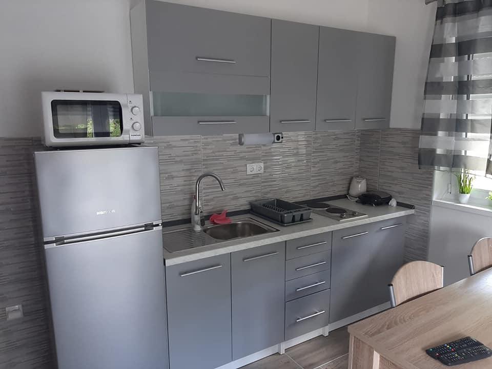 Kuchnia z funkcjonalnym wyposażeniem i nowoczesnym designem.