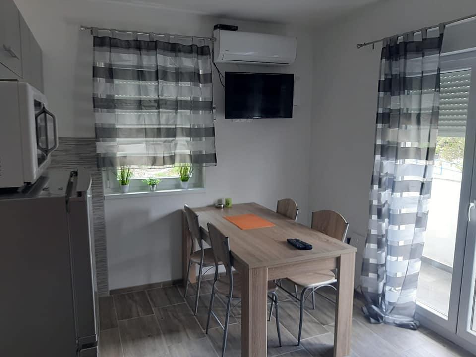 Klimatyzowana jadalnia w domu H1733 niedaleko Senja w Chorwacji.