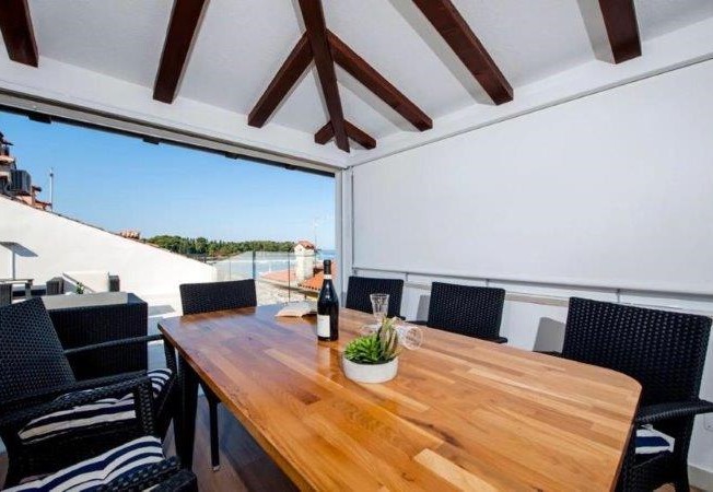 Jadalnia i widok na taras.