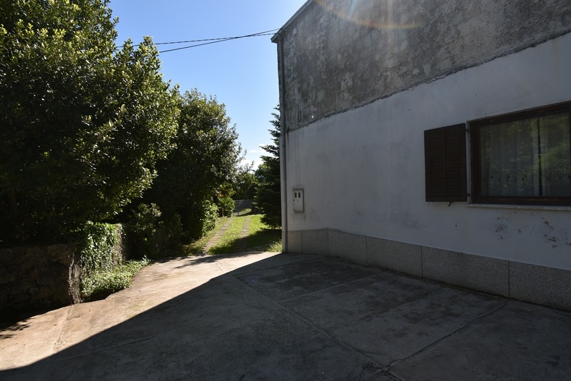 Teren na zewnątrz i częściowy widok na morze.