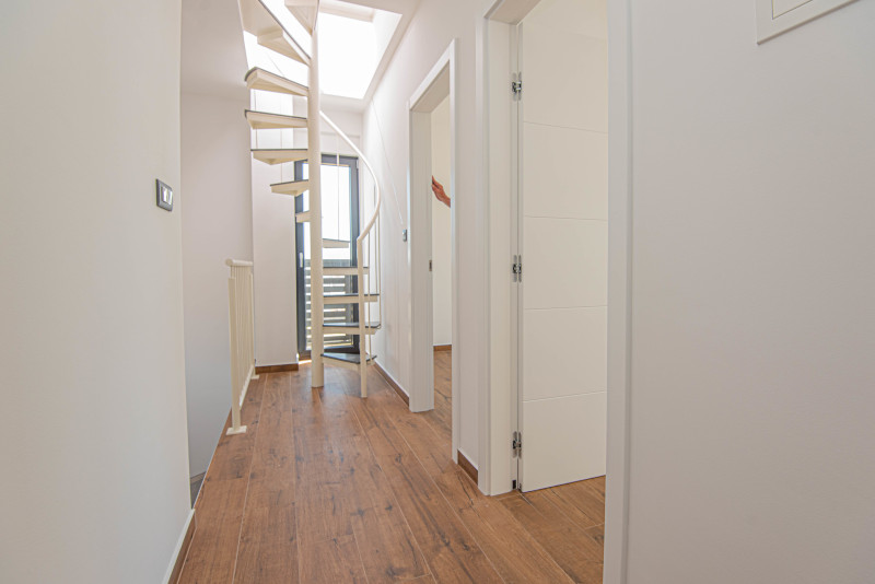 Przedpokój i wyjście na taras na dachu willi.