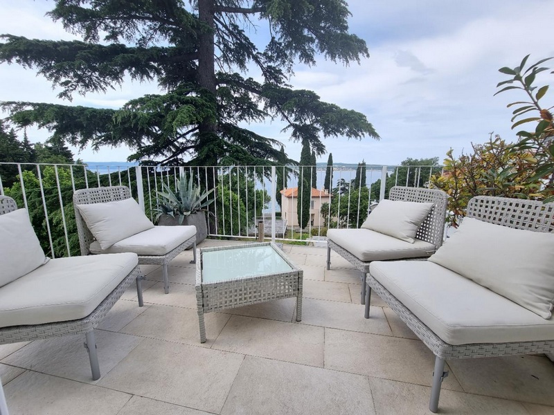 Taras z pięknym widokiem na morze.