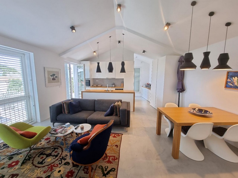 Atrakcyjne mieszkanie na ostatnim piętrze Willi H1781 - Panorama Scouting Immobilien.