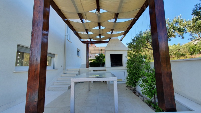 Grill na świeżym powietrzu w willi H1783