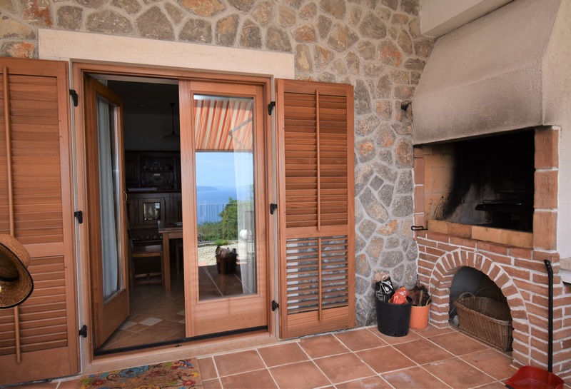 Teren zewnętrzny z grillem.