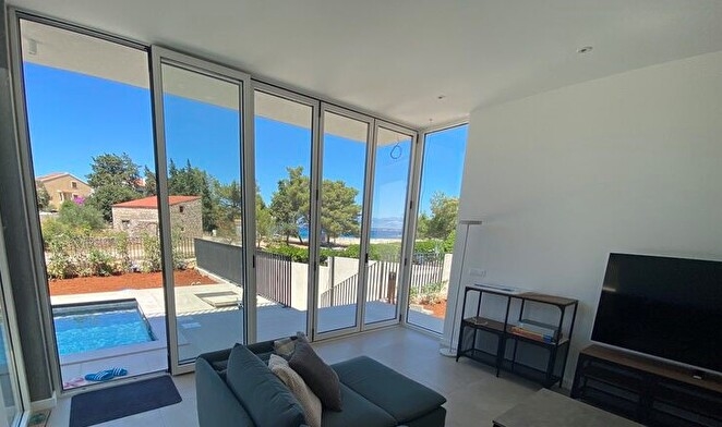 Część dzienna z widokiem na basen.