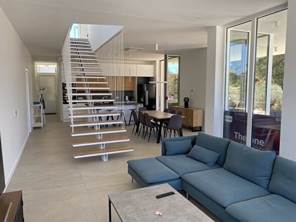 Pokój dzienny i schody prowadzące na piętro.