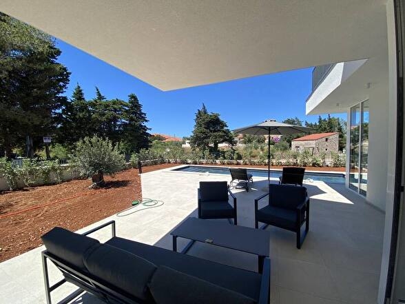 Taras z widokiem na basen.