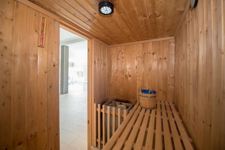 Sauna w luksusowej willi H1828 niedaleko Splitu w Chorwacji.
