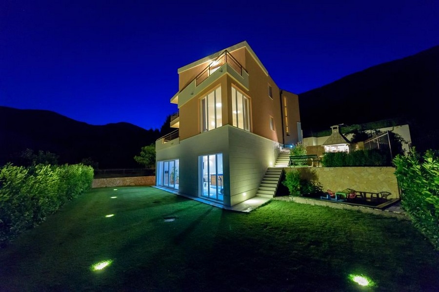 Willa H1828 w pobliżu Splitu nocą.