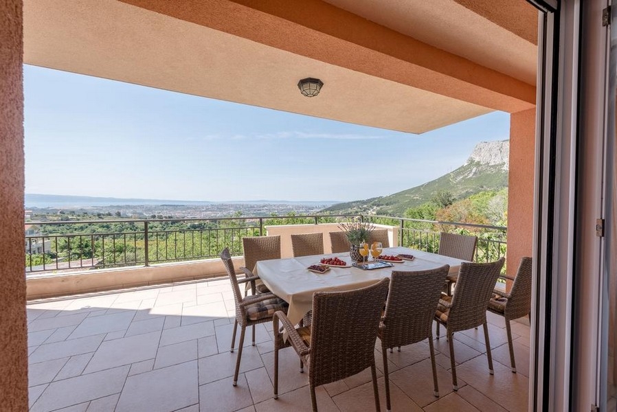 Kryty basen w willi H1828, Split, Chorwacja - Panorama Scouting.