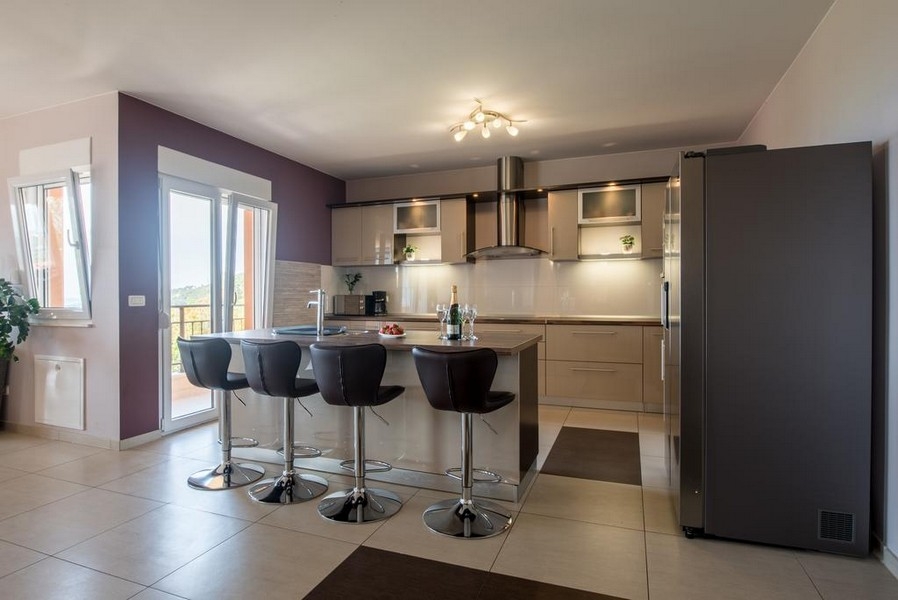 Część dzienna z kominkiem.