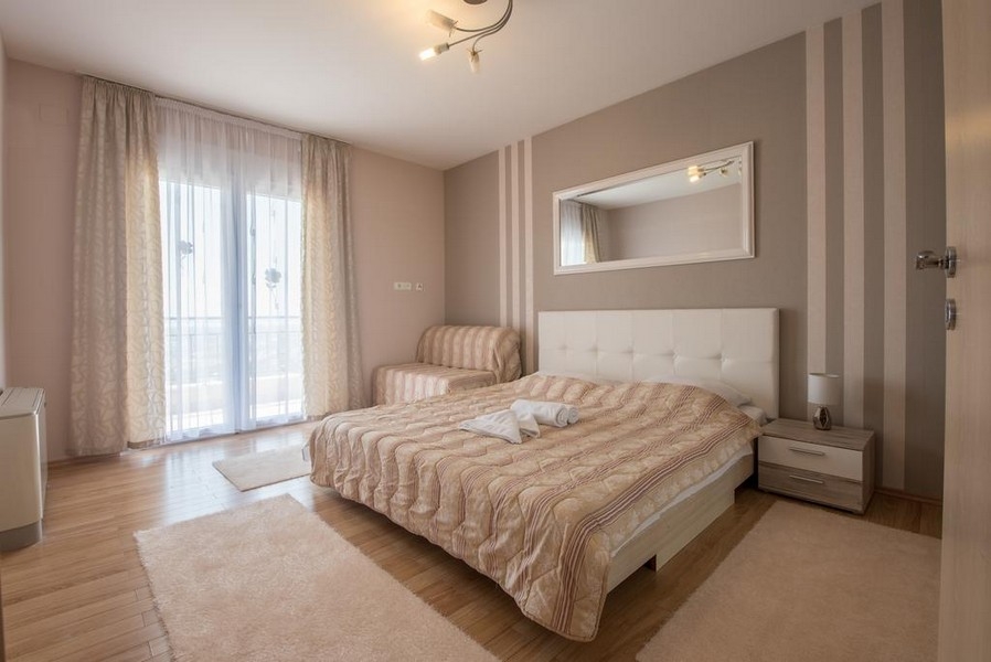 Jedna z pięciu sypialni.